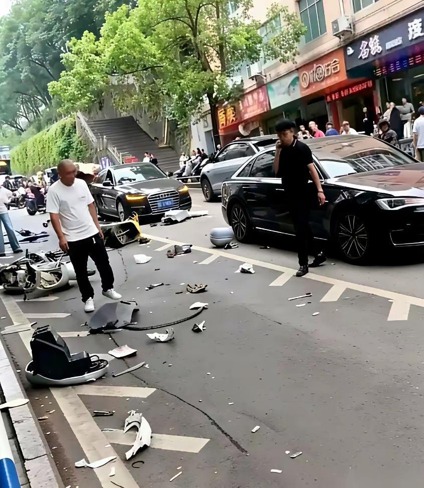 重庆奔驰失控冲进人群，行车记录仪拍下揪心一幕
 
谁也没想到平静路口的红灯等候区