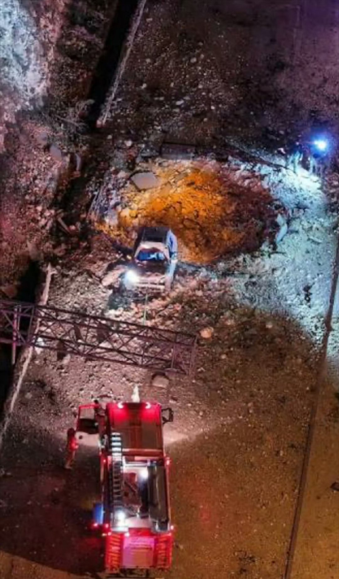 比亚迪元plus贴身挨了一发导弹这两张图片的冲击力真够强的，真真的贴身被炸，坑被