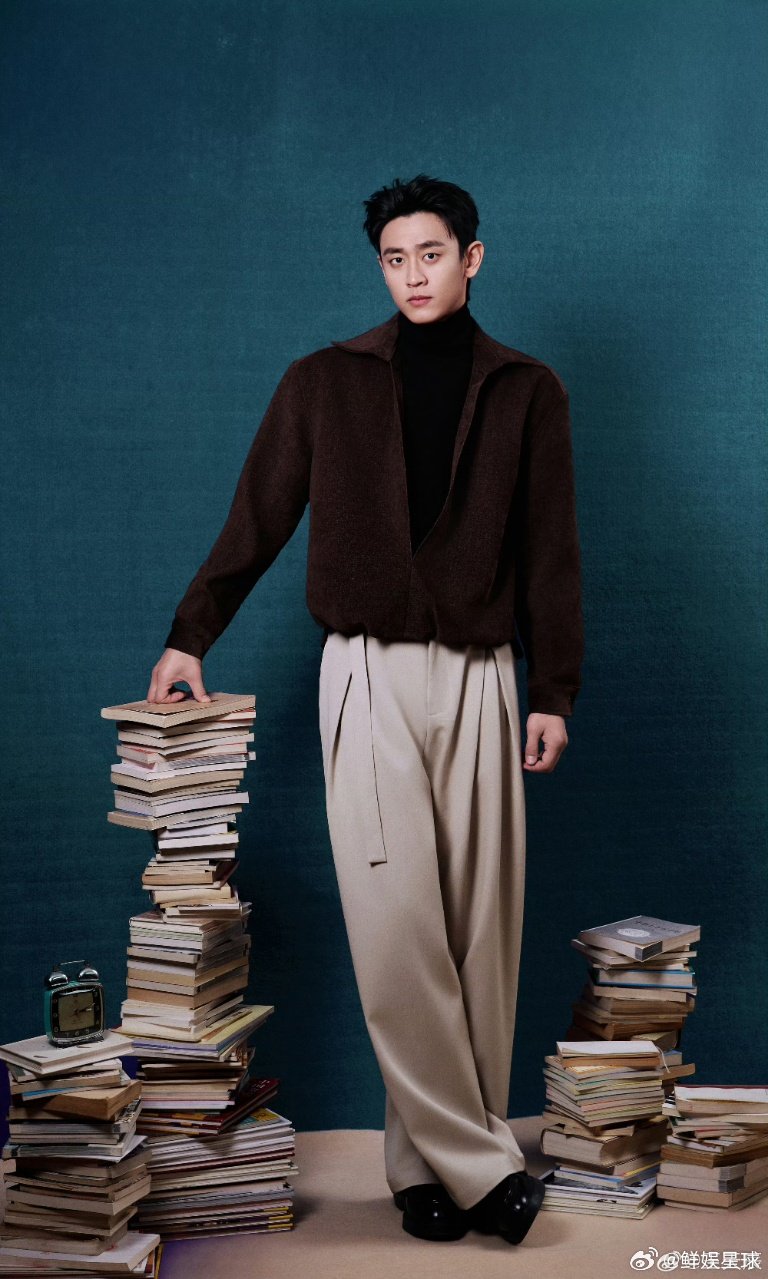 王天辰自己吓自己 王天辰扫楼辛苦半天，腰酸背痛之际，却被自己的立牌“突袭”，这自