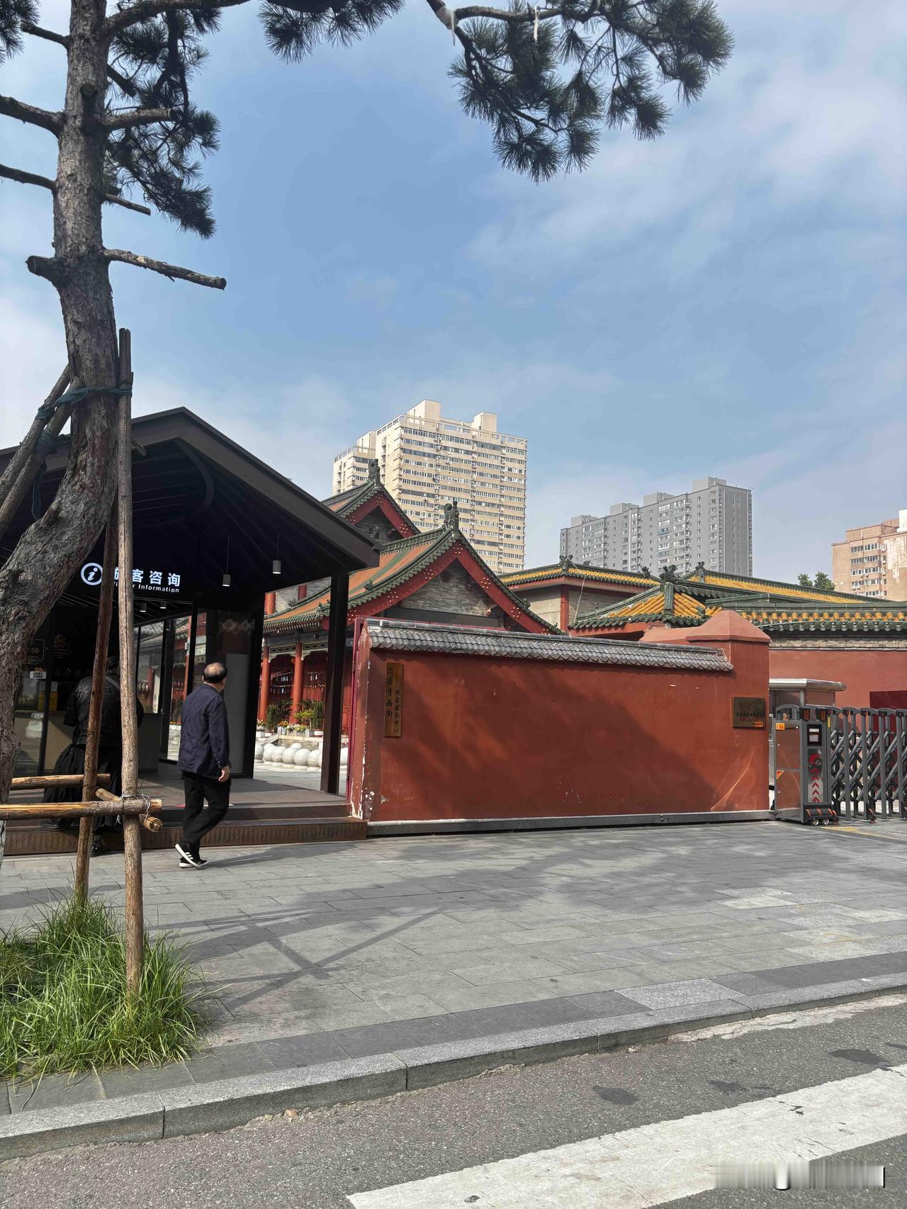 西安大兴善寺，今天路过这里，看到游客挺多的，这寺庙免门票，位于闹市区，所以游客也