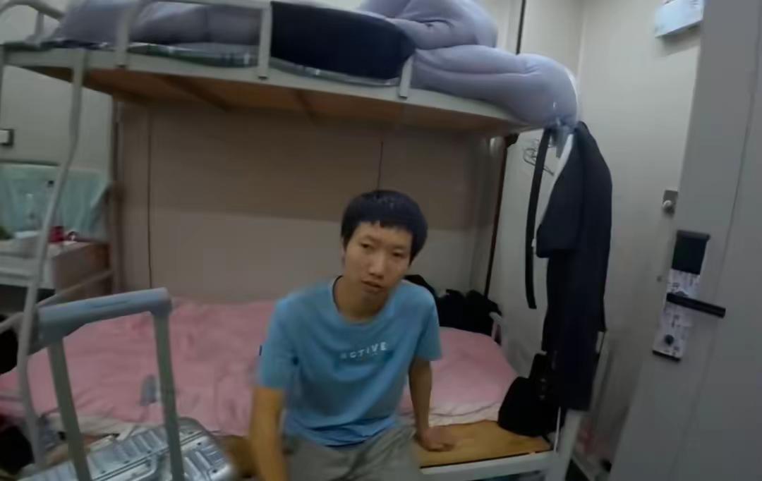 19 岁少年街头崩溃大哭，深圳外卖哥转身掏出 200 元：我自己也穷，但见不得你