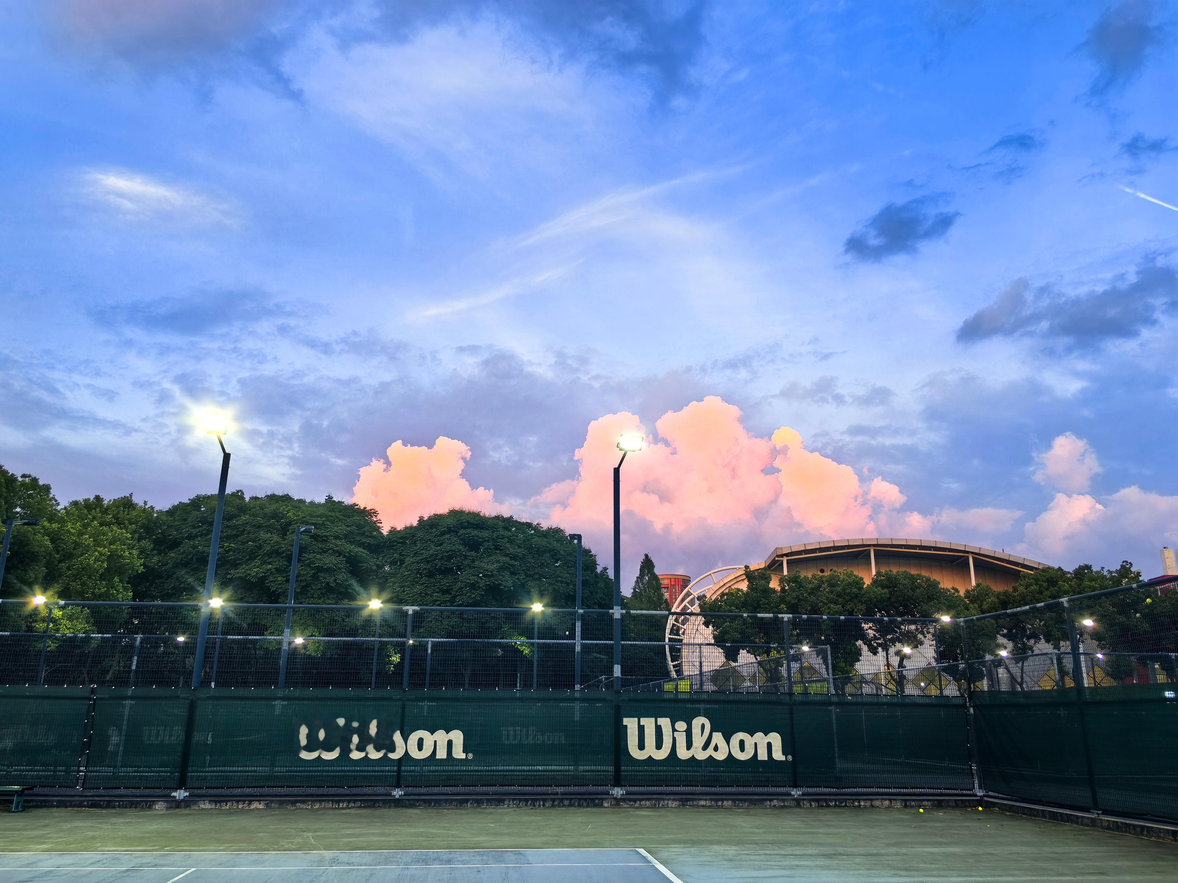 这个时间点这个天空下打网球，简直是一种享受……🎾🎾🎾 