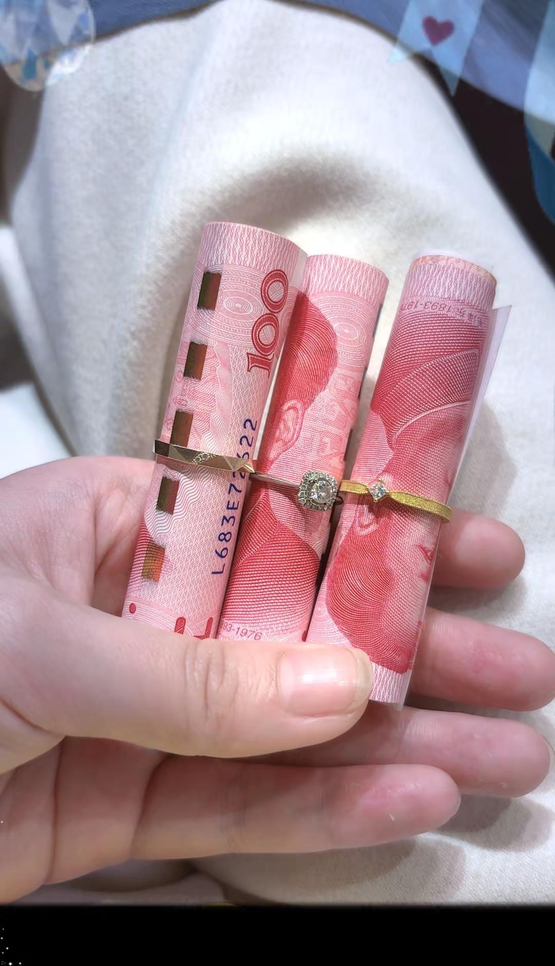 别个用戒指套住爱情，而我用戒指套住了财运