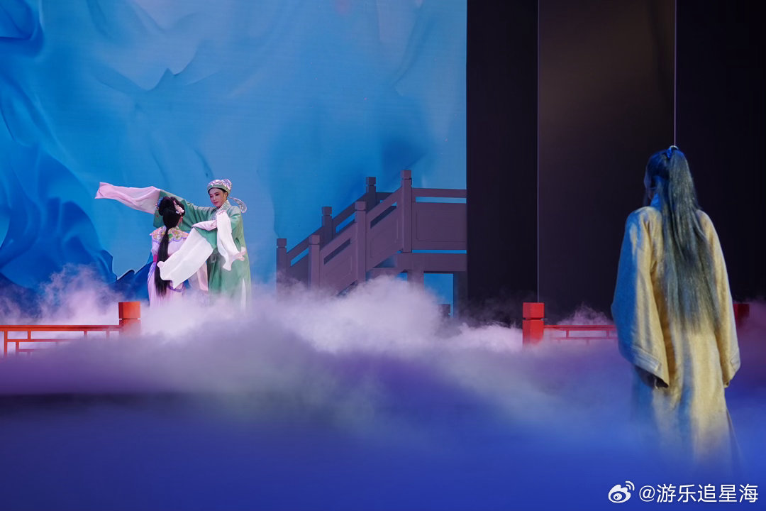 梦回大观园 被红楼美学狠狠圈粉！每一帧都像古画，每一个细节都藏着故事。舞台技术的