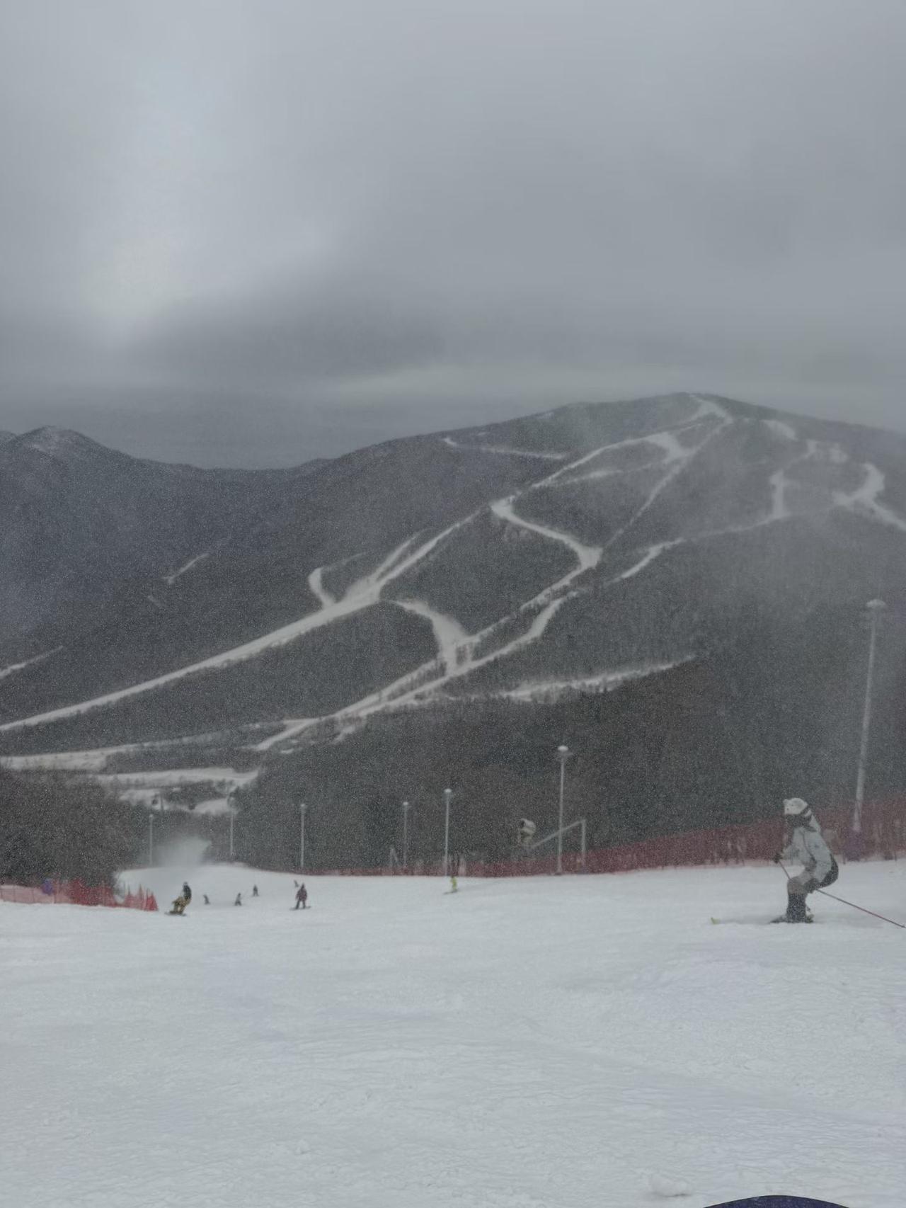 昨天下了一整天的雪，今早本想晨练，出门就被眼前景象劝退。路上积着厚厚的雪，一脚下