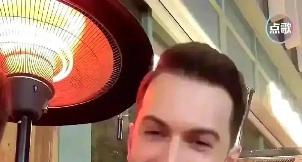 35万整成歪脸只退5万
 
她男友连行医证都没有，在客厅给人打针。没消毒，没白大