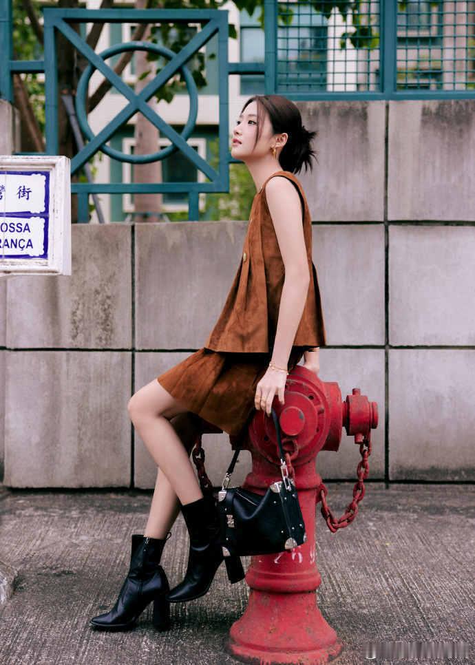 卢昱晓解锁高奢新身份！正式官宣成为LV品牌好友，气质出众适配度满分，时尚表现力拉