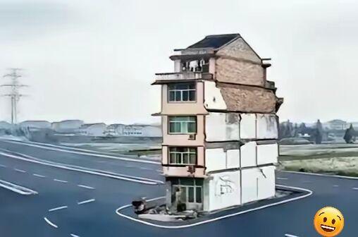 上海最牛钉子户：要6套房+1亿死扛14年！结局太解气！
 
2003年上海一位钉