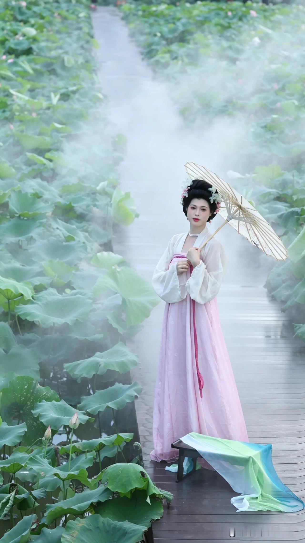 东方佳人｜东方美人。姑娘在荷花池边拍照。少女古风拍照 湖边汉服美人