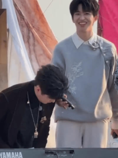 黄子弘凡新综艺路透黄子弘凡给阿云嘎当话筒架 黄子弘凡模仿阿云嘎的样子有点皮了昂，