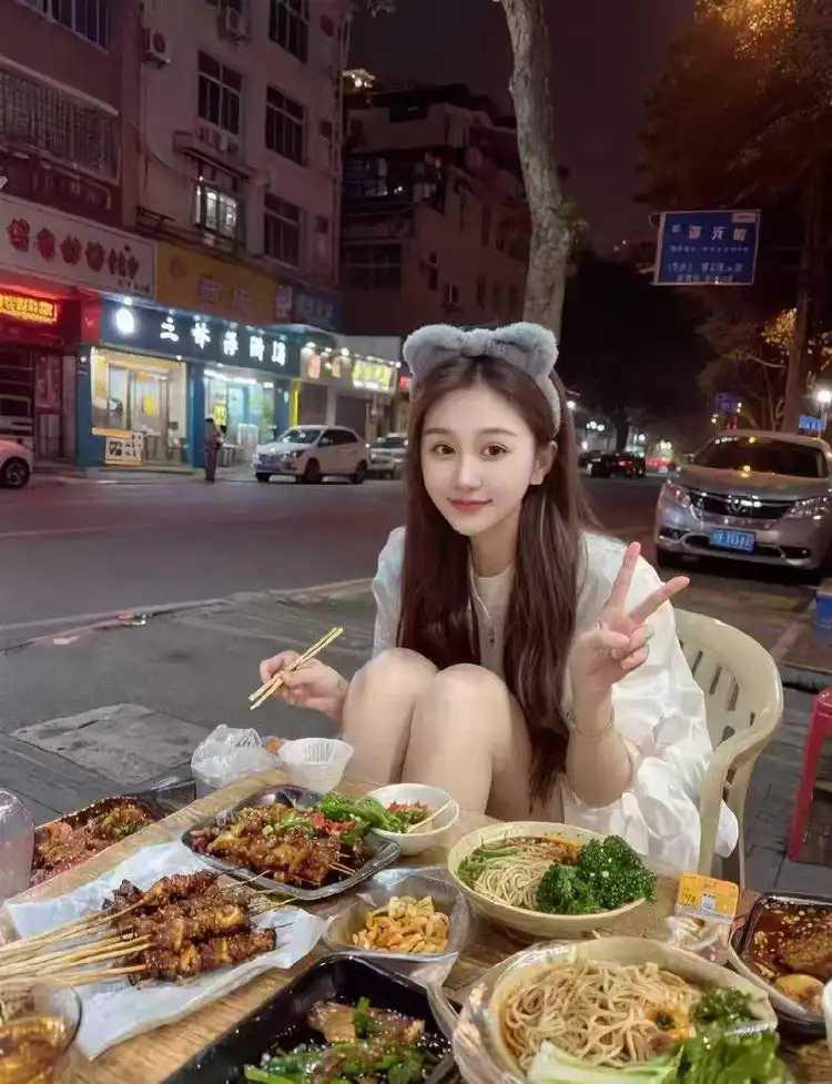 今日去相亲角相亲，正好遇上单位同事小静。
没想到她也是来相亲的，虽然有点尴尬，但