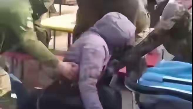 这段视频（2026年3月由俄媒转载）真实记录了乌克兰街头强制征兵的冲突一幕：
