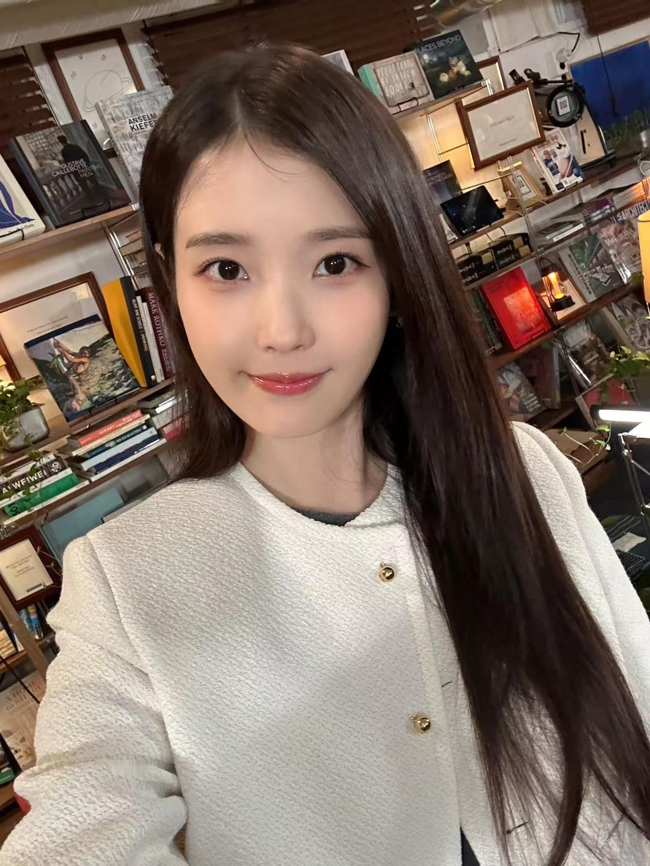 - -书店里的温柔瞬间，被李知恩的笑容治愈了