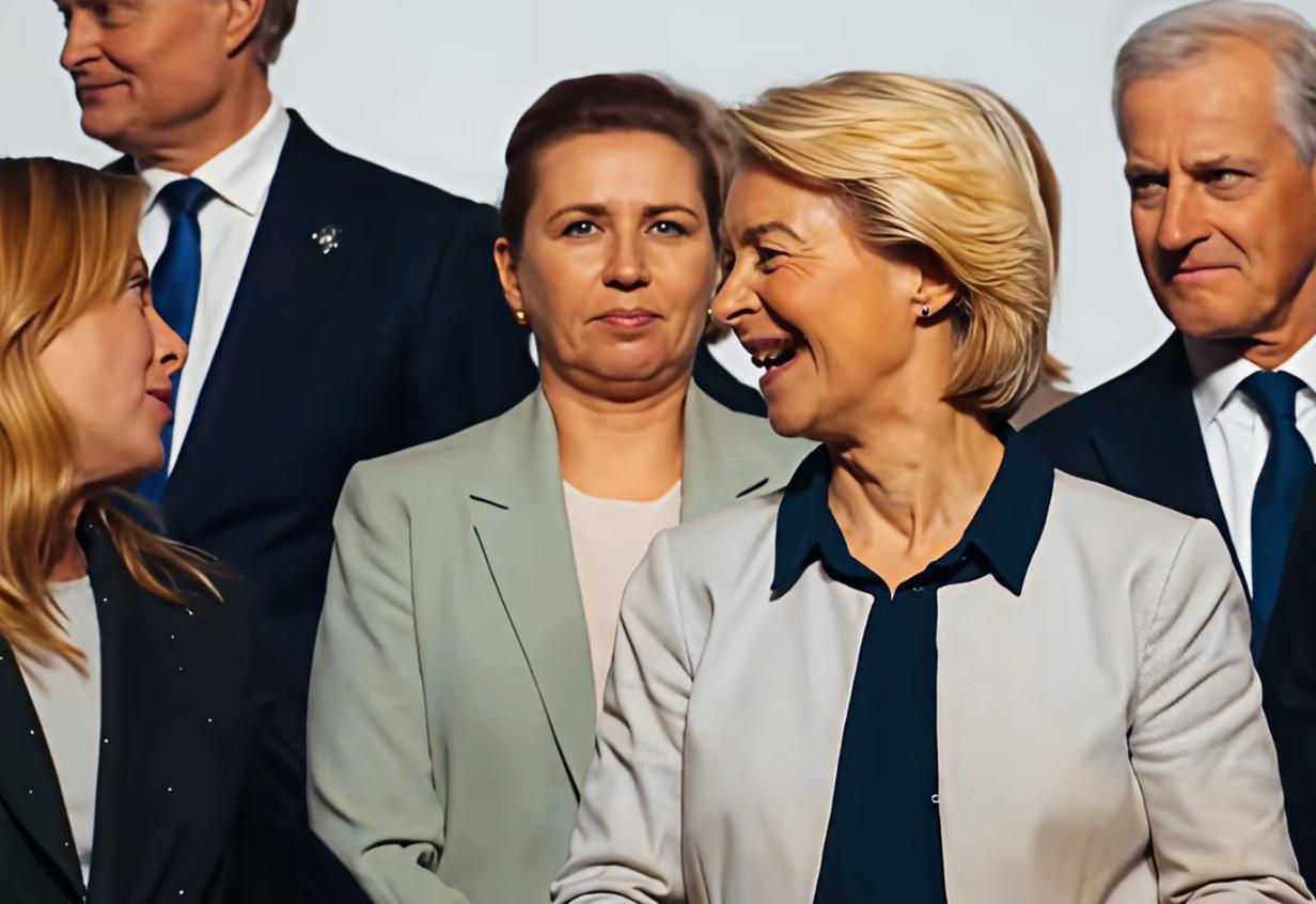 丹麦女首相的表情和冯德莱恩的笑容，形成了鲜明的对比啊！
冯德莱恩和梅洛尼在谈笑风