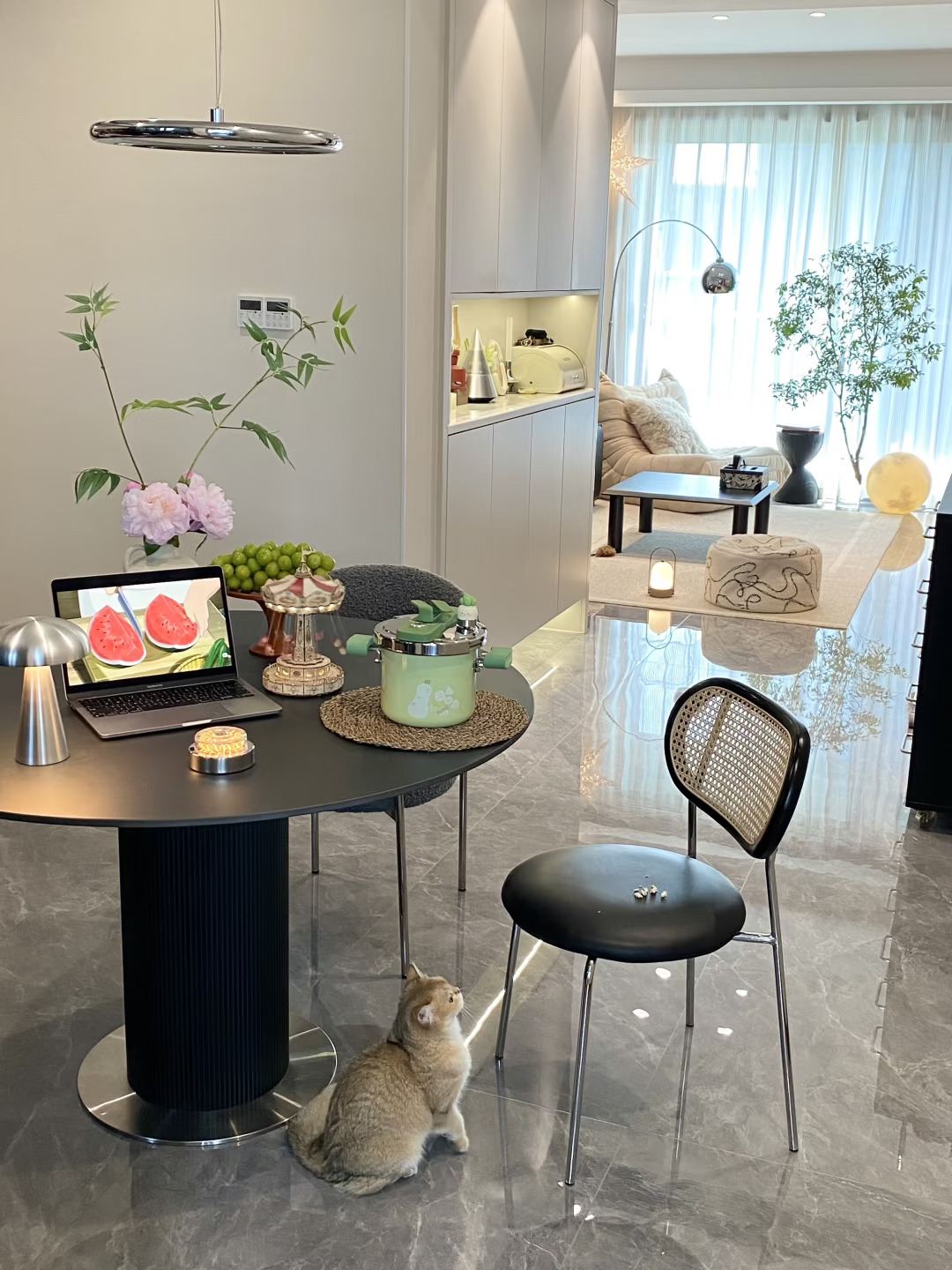 我妈以为我一个住过的很差，但其实………