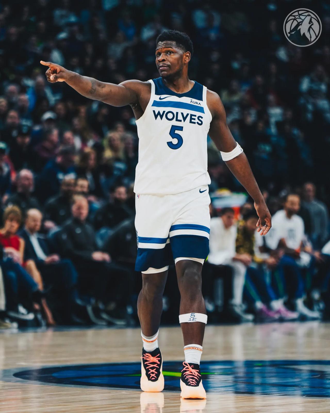 NBA优秀的年轻球员越来越多，这五名00后球员组成的阵容实力就非常强

1、文班
