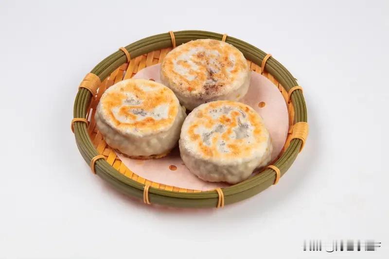 今天中午，我在某香斋用餐。咬了一口素火烧，竟嚼到一粒小石子。妻子示意我别声张，但