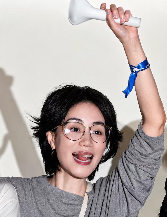 李亚鹏在离婚声明里有一句：希望你现在是快乐的，我的高中女生。
谢霆锋也说过：阿菲