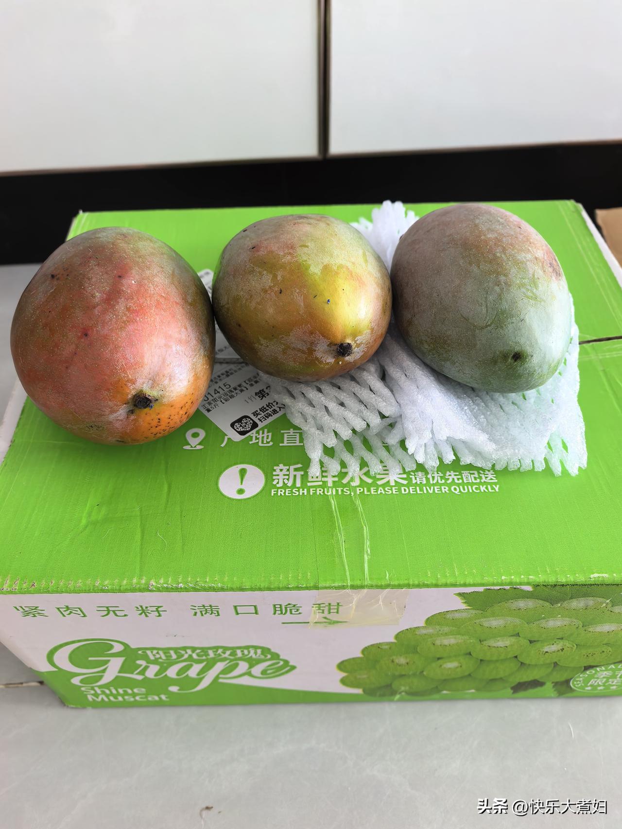夏日生活打卡季一分钱农场种的，就是3个大芒果哦，葡萄是买的[大笑]