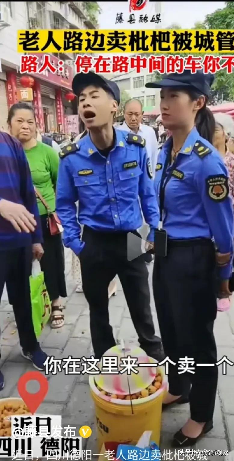 欺软怕硬的这种现象屡见不鲜了，就连现场的一些大妈们都看不下去了，质问为什么有些人