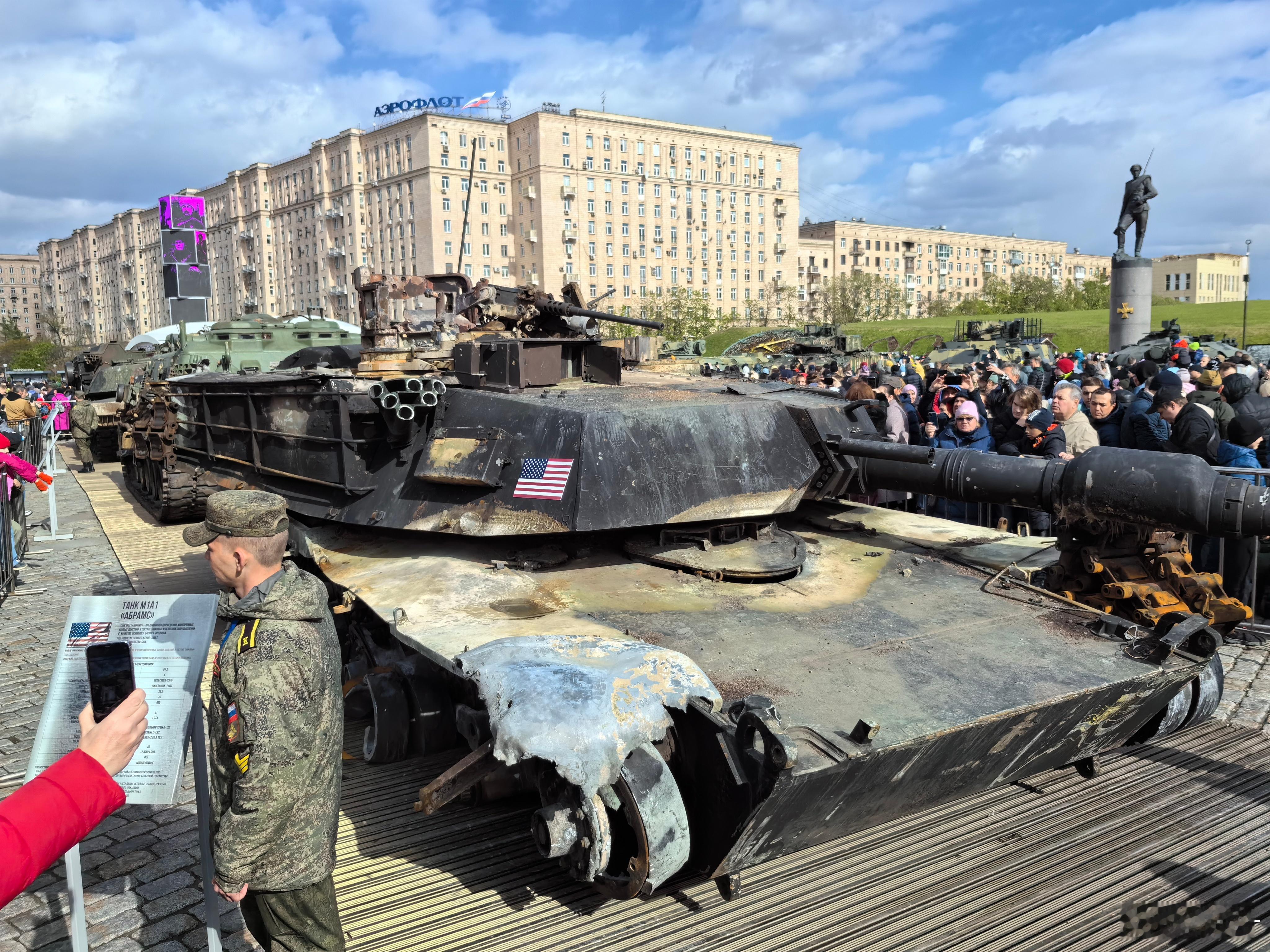 早上在红场看到了T34，下午到胜利广场跟俄罗斯🇷🇺人民一起感受他们国家反法西