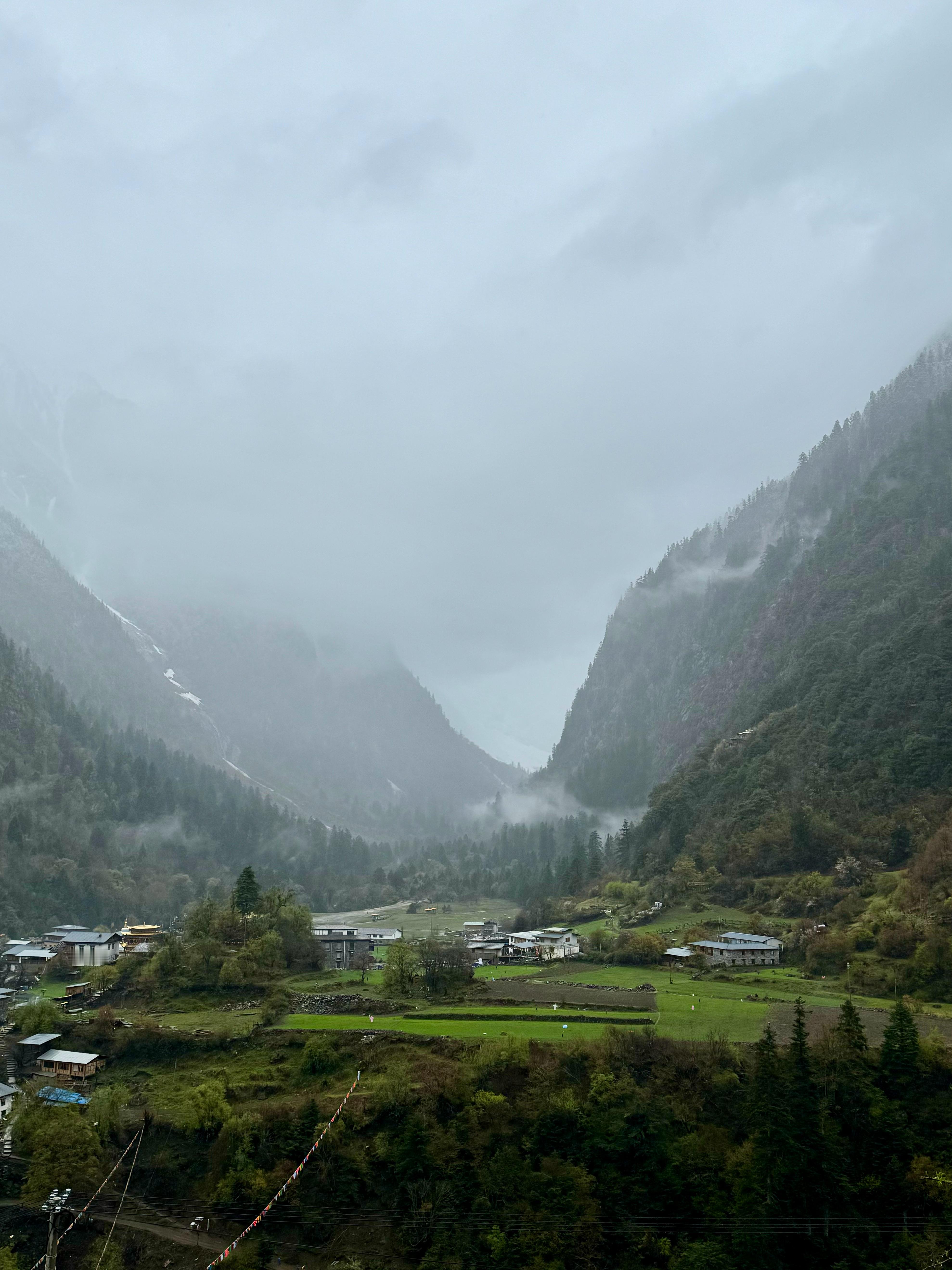 出发天晴 进山下雨 中途雨夹雪 山顶暴雪五月的神瀑让我以为是十二月🤦‍♂️  