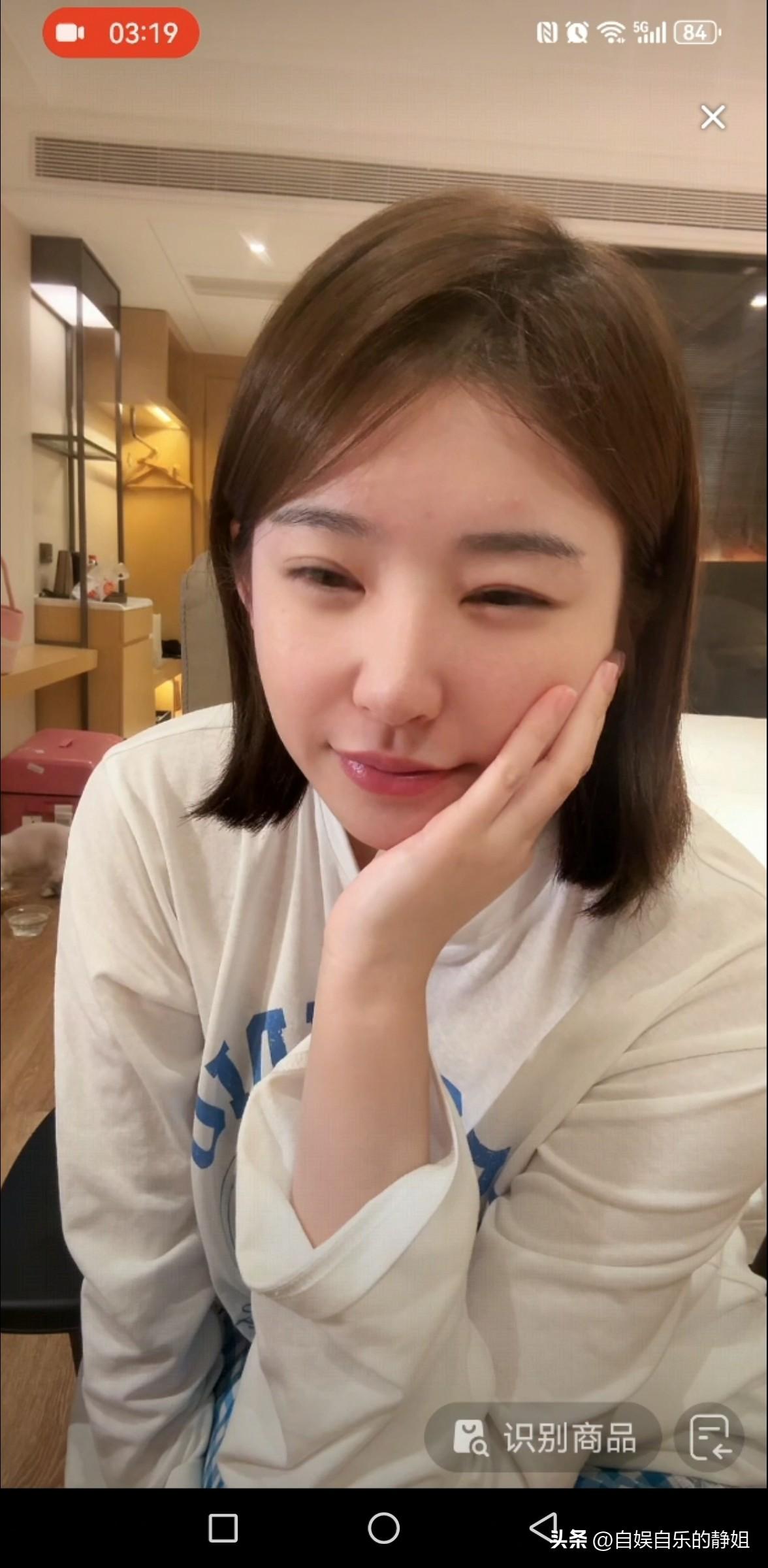 王思聪挺奇怪的，不论黄一鸣这边再怎么在直播间哭穷，他都是铁了心的一分钱都不出的，
