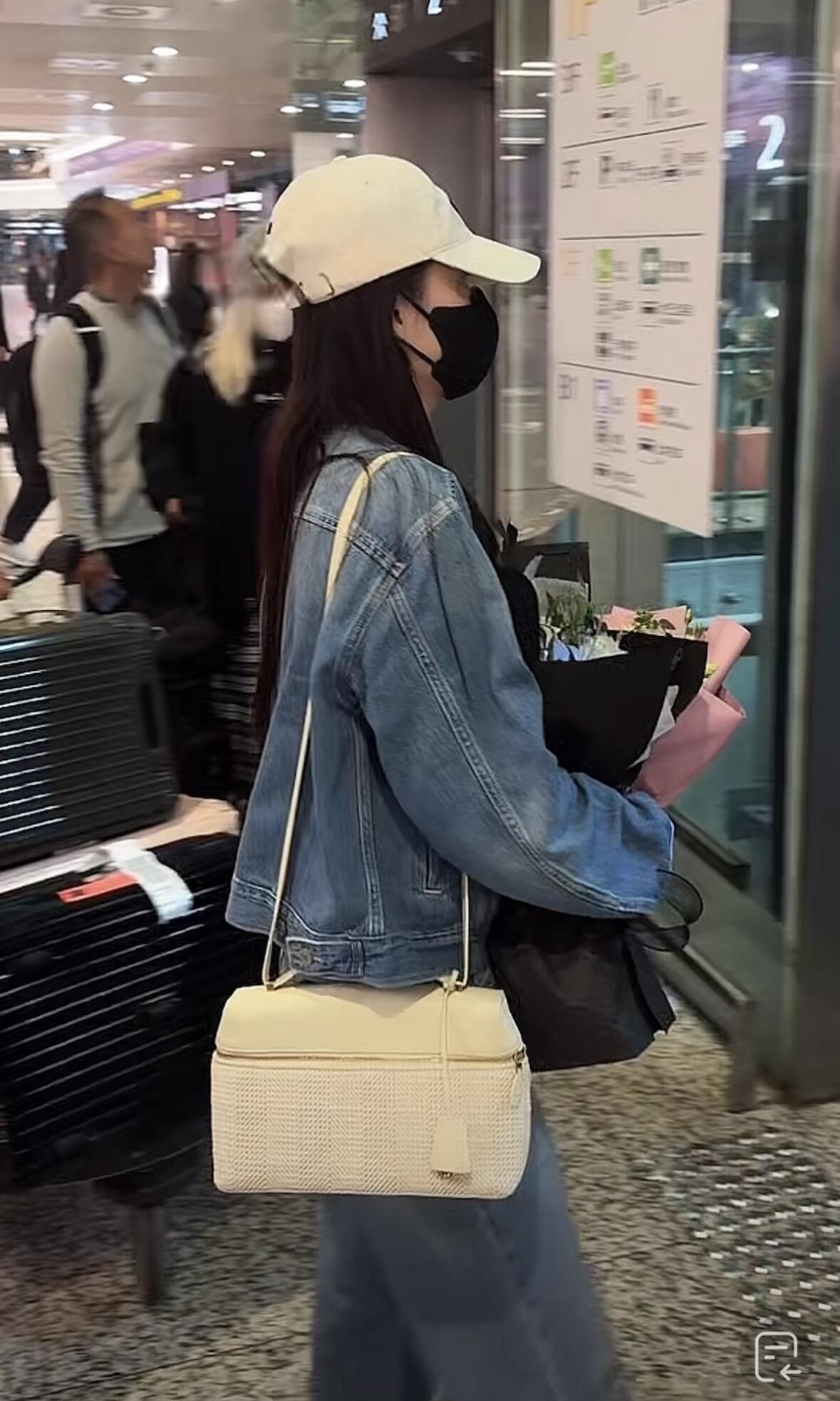 李沁街拍，一身牛仔很少年！
宽松牛仔外套搭同色系阔腿牛仔裤，率性又利落，白棒球帽