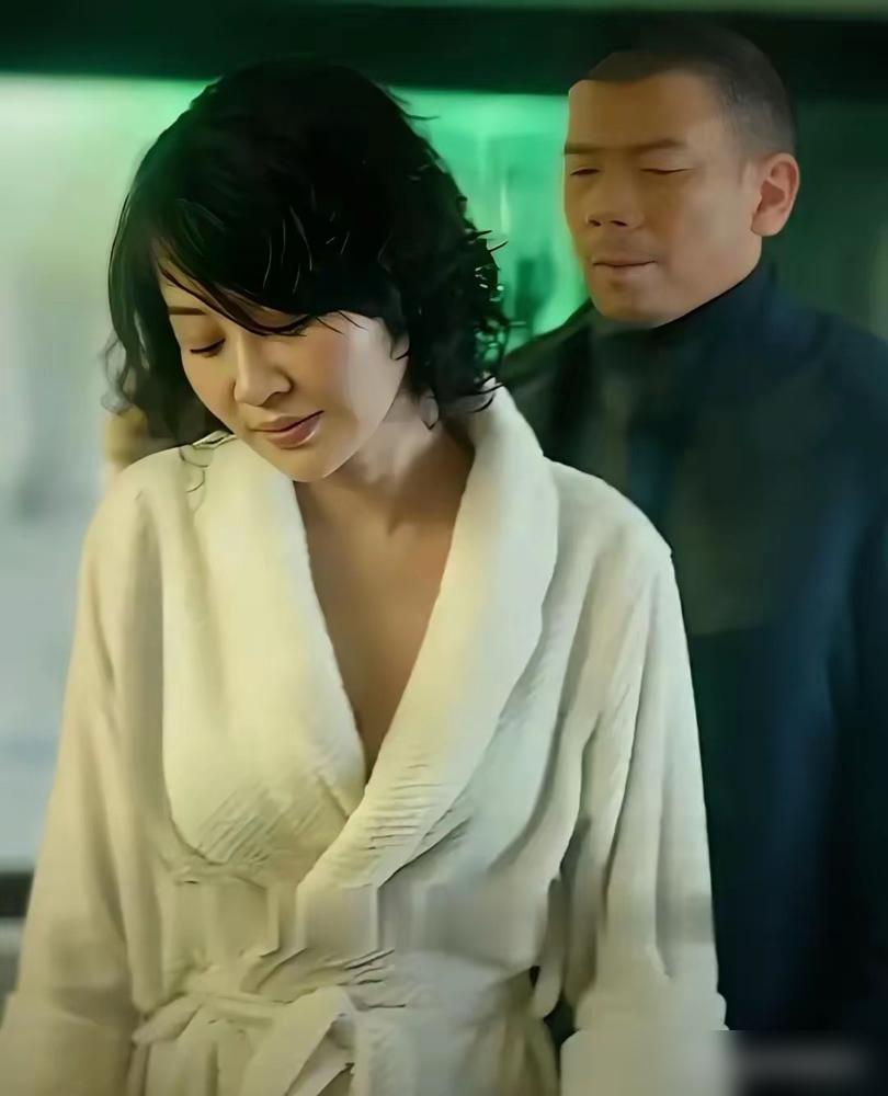 女演员不想拍激情戏，导演凑到耳边说了几句，就拍了。
许晴，圈里出名的讲究人，当