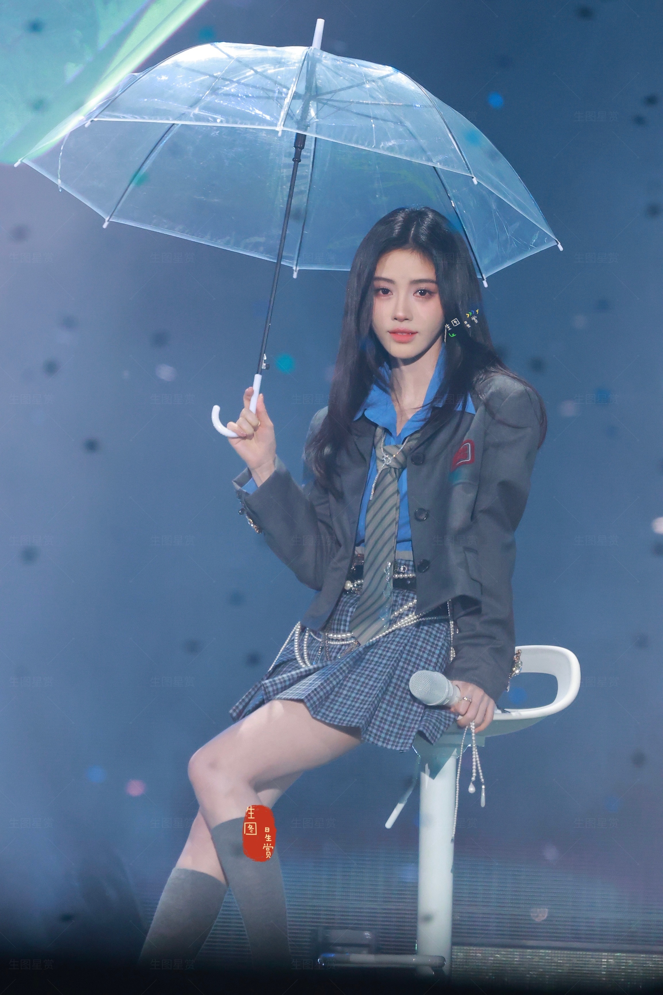 鞠婧祎音乐巅峰之夜舞台出图学院风小鞠，撑伞名场面☔️鞠婧祎把舞台走成T台