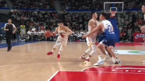 据透露，深圳男篮球员容子峰遭遇髌骨骨折伤病，预计将会赛季报销。
在11月15日晚