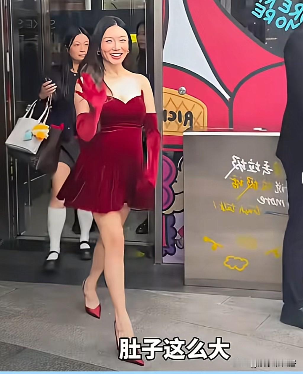 我发现一个事程晓玥是很缺钱吗，
最近感觉她挺拼的
都已经快要生了还踩着恨天高到处