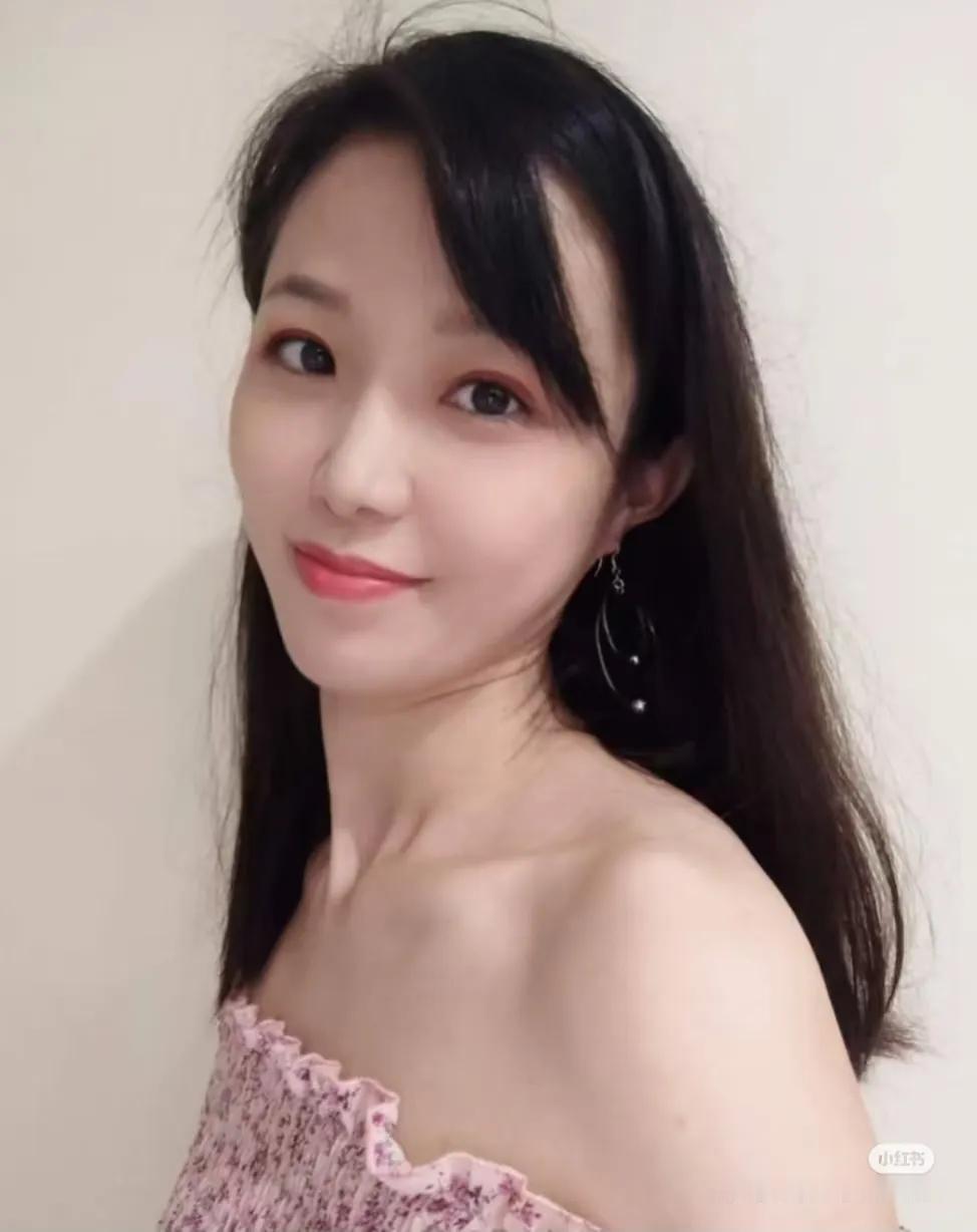 话说大马近几年就推出了许多样靓身材正，气质也相当不错的新晋博主，而向日葵就是其中
