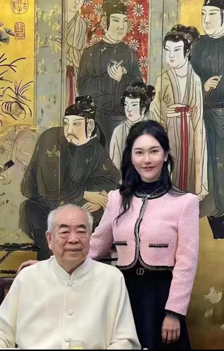 87岁画家范曾官宣喜得独子，与女儿继子断绝关系。
这年头不断刷新生孩子年龄，前有