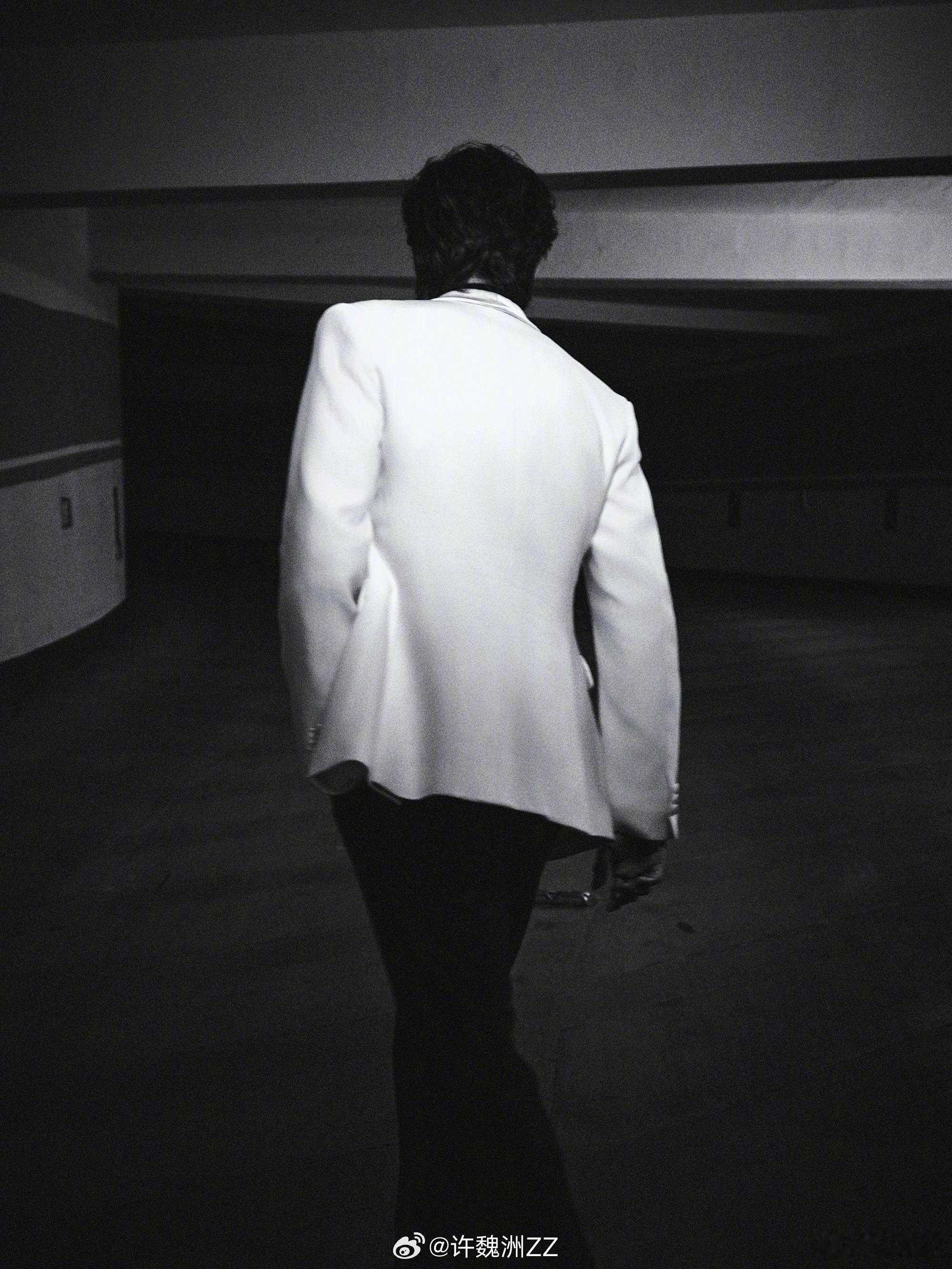 于适许魏洲红毯踮脚 被于适和许魏洲可爱到了✨红毯上西装笔挺超有型，拍照时还一起悄