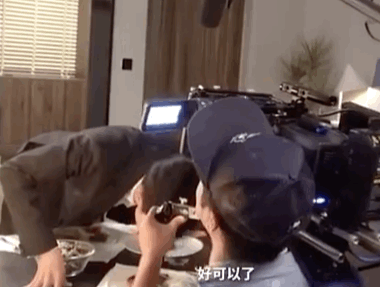 肖战一个是尴尬到抠脚的yue 一个是在跟王一博调情啊啊啊啊[流鼻血][流鼻血] 