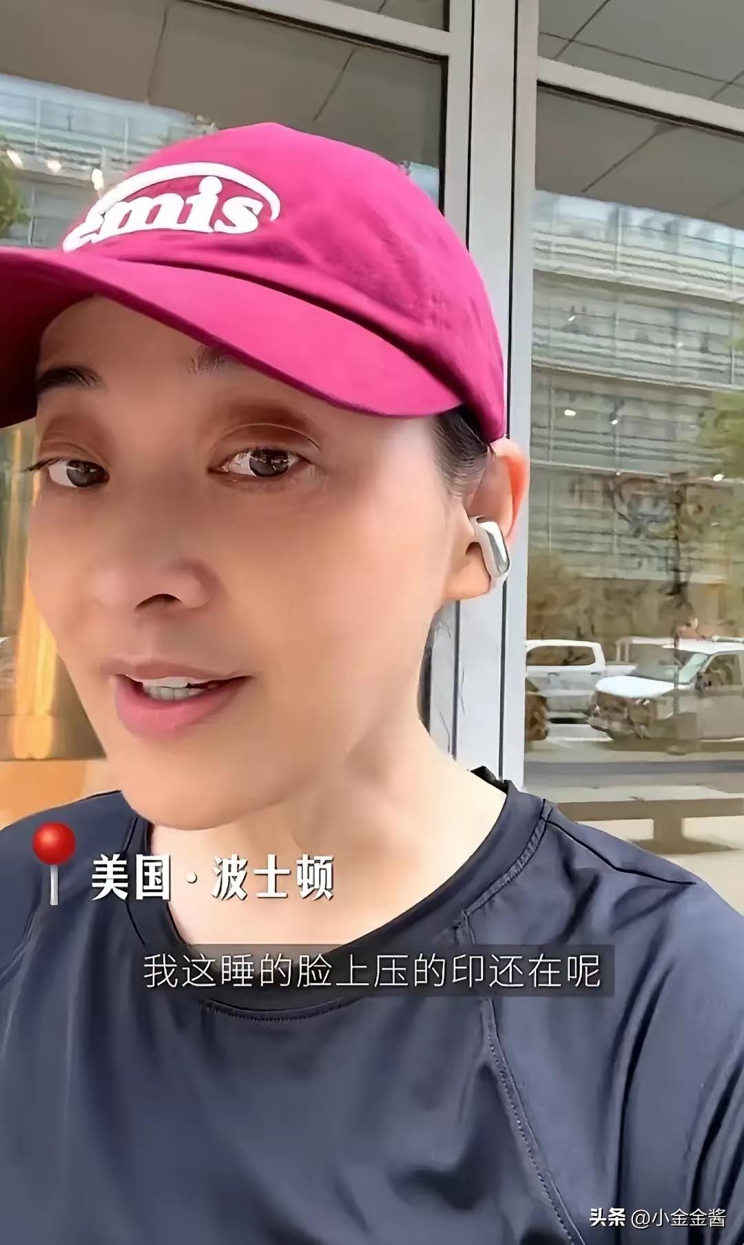51岁的梅婷最近在波士顿街头被偶遇——素颜马尾，一身运动装，和纹着大花臂的老公曾
