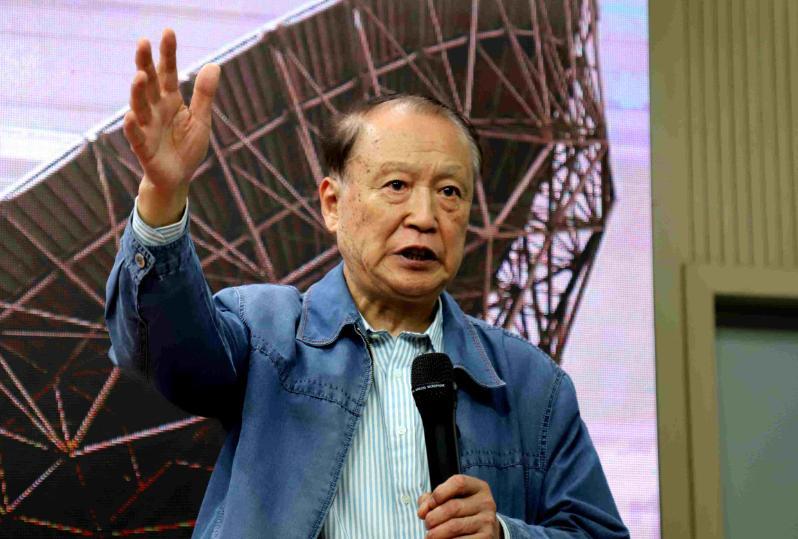 美军神话彻底破灭！中国院士霸气交底，预警雷达可看见8000公里外
 
贲德院士在