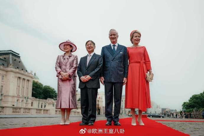 回看上周日本国事访问比利时的排排站合照，摄影这方面比利时方算十分努力了（滤镜很黄