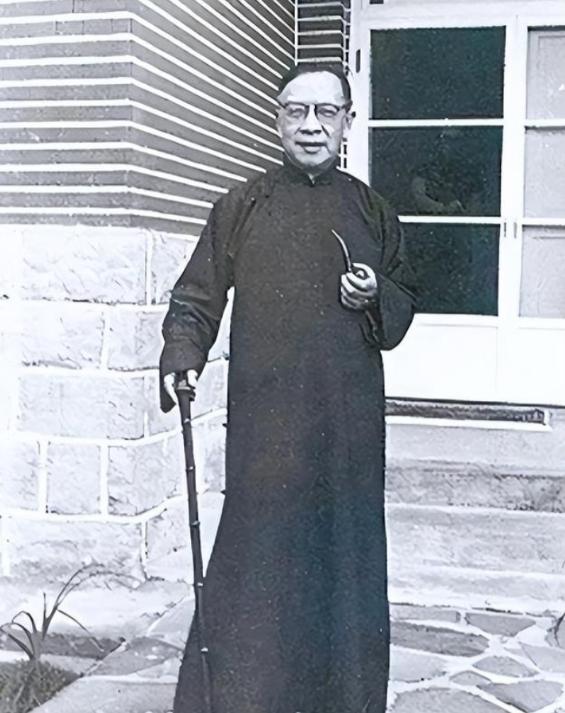 1949年，国学大师钱穆出走香港，劝陈寅恪和熊十力等同行，遭到拒绝后，他连妻儿老