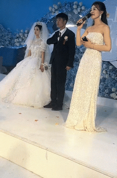 婚礼现场，这就有点离谱了 ​​​