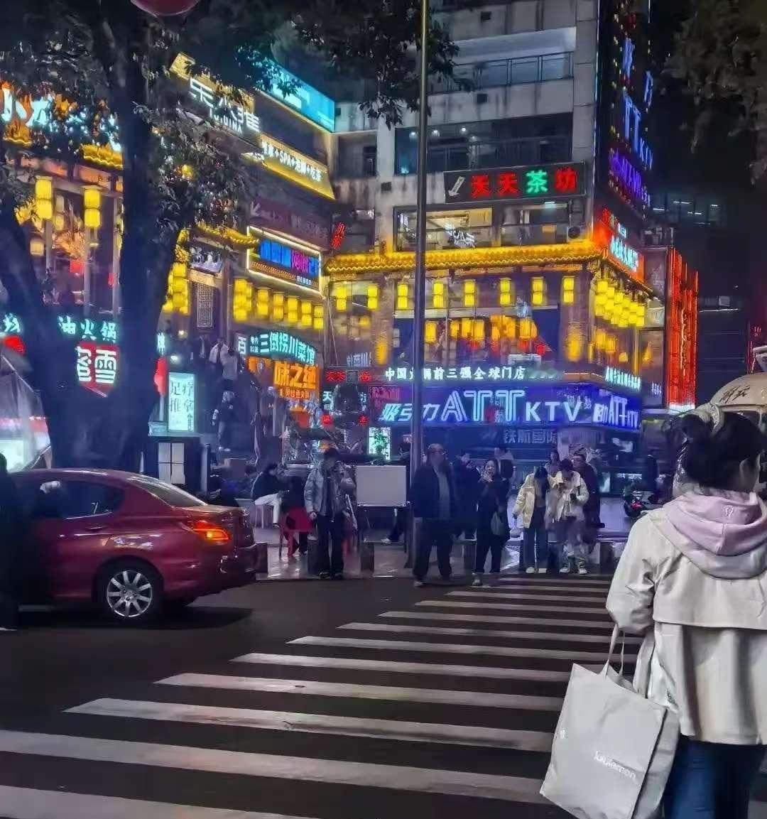 女生在KTV被起哄连打三通电话喊男同事来救场，前两个都说睡了，第三个真打车赶到