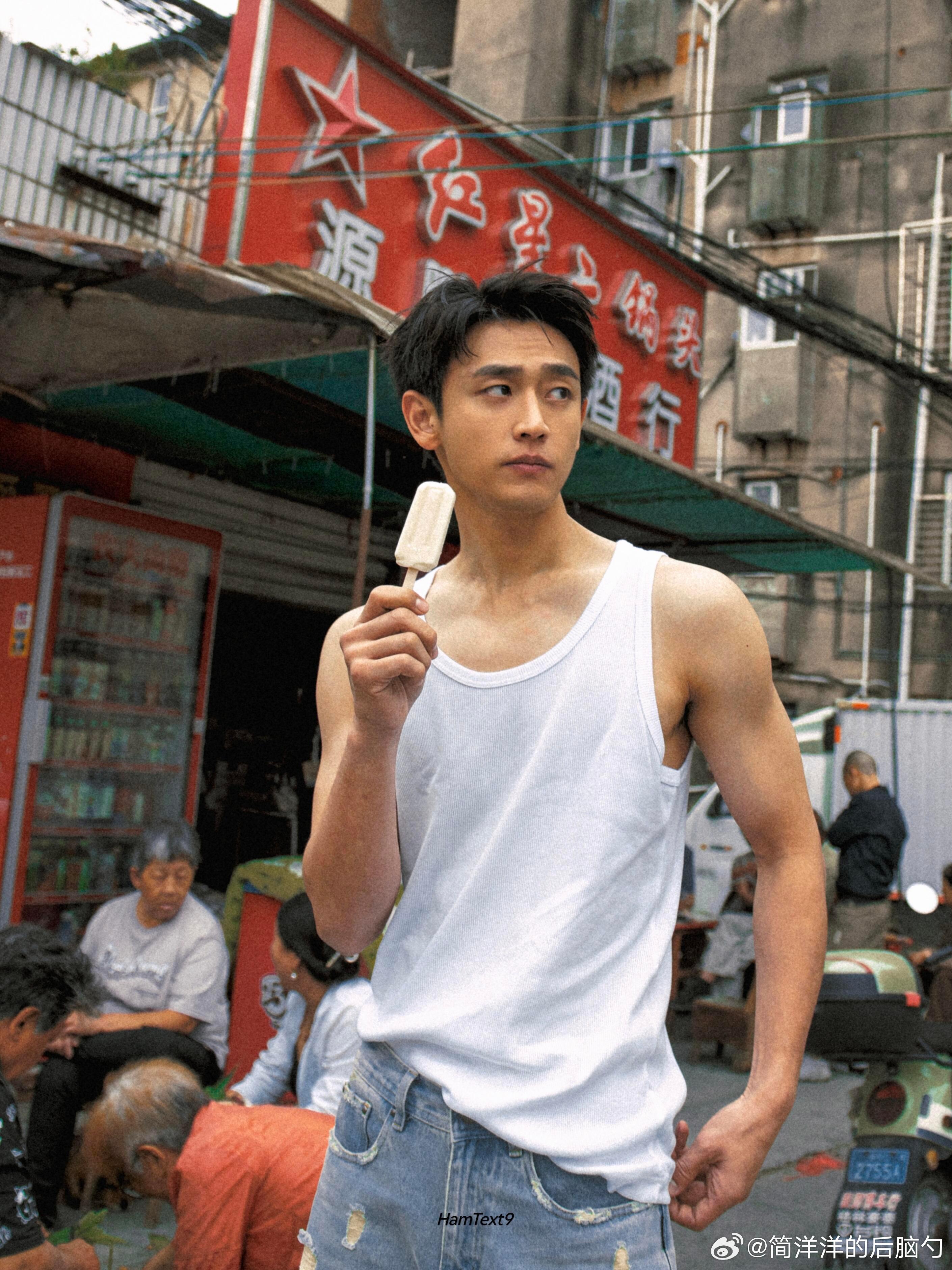 王天辰终于火了，那奉上我最喜欢的这组县城糙汉文学，二道背心和冰棍儿，感觉马上就会