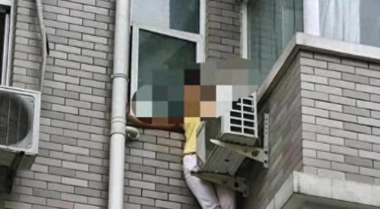 湖南长沙一名男子在自家阳台维修空调，无意间瞥见对面阳台洗澡的女邻居。女邻居当场大