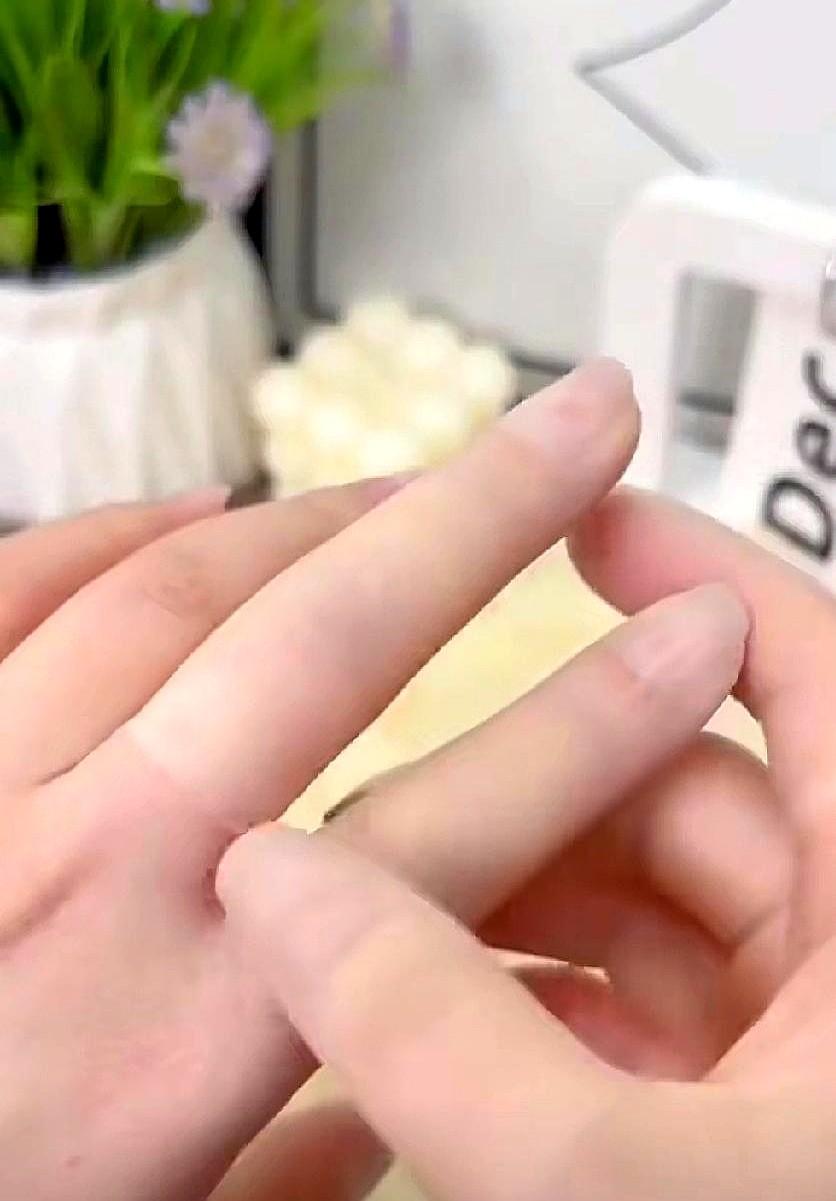 我和我老公谈恋爱的时候，没有去过他家，也没见过对方家长。
我老公嘴里那个善良话少