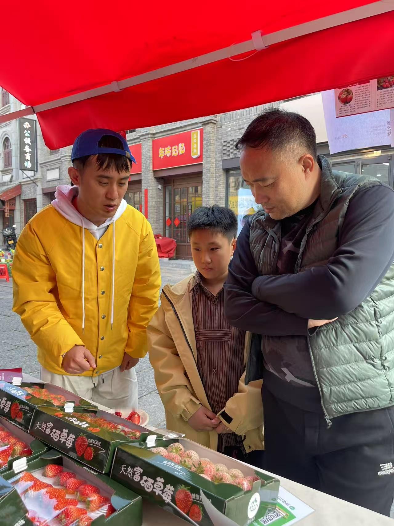 960以身试范不要随便摆摊创业 960的索启铭，周昱尧他们在保定卖草莓，为了销量