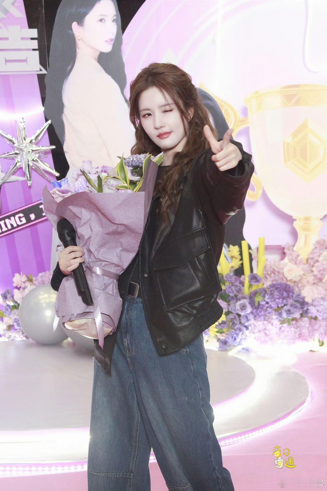 刘些宁开机现场饭撒主理人名不虚传！抽纸条、答问题、应求跳舞，现场直接把宠粉焊死，