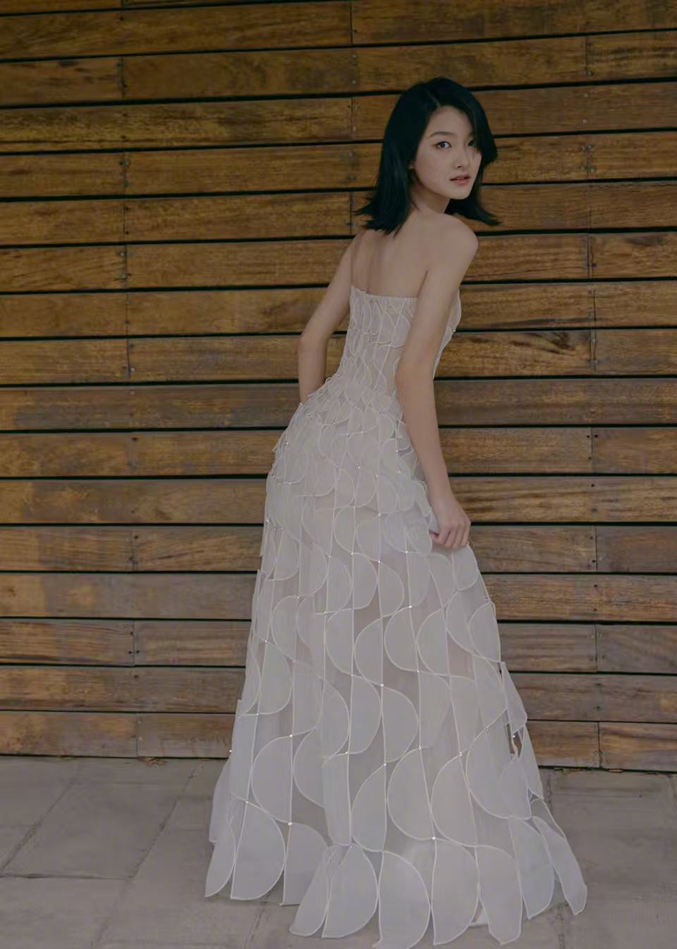 王圣迪女大十八变  王圣迪亮相微博电影之夜，白色长裙清新美丽，圣迪完全是我们看着