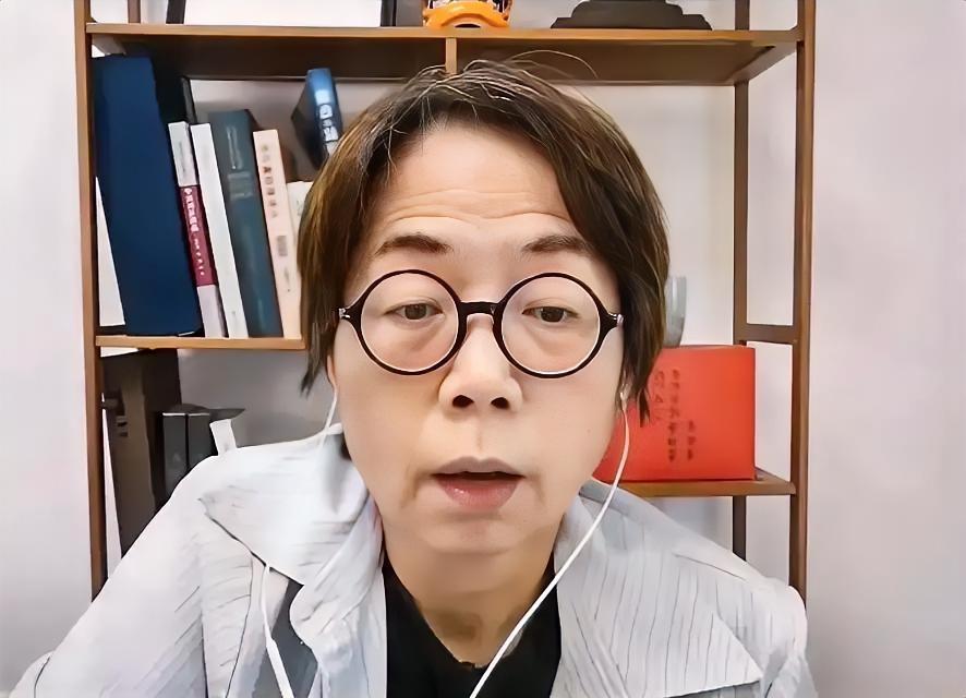 台湾媒体人黄智贤7月1日在节目中说，“蓝跟绿都希望两岸和平，蓝跟绿都不要打仗”。