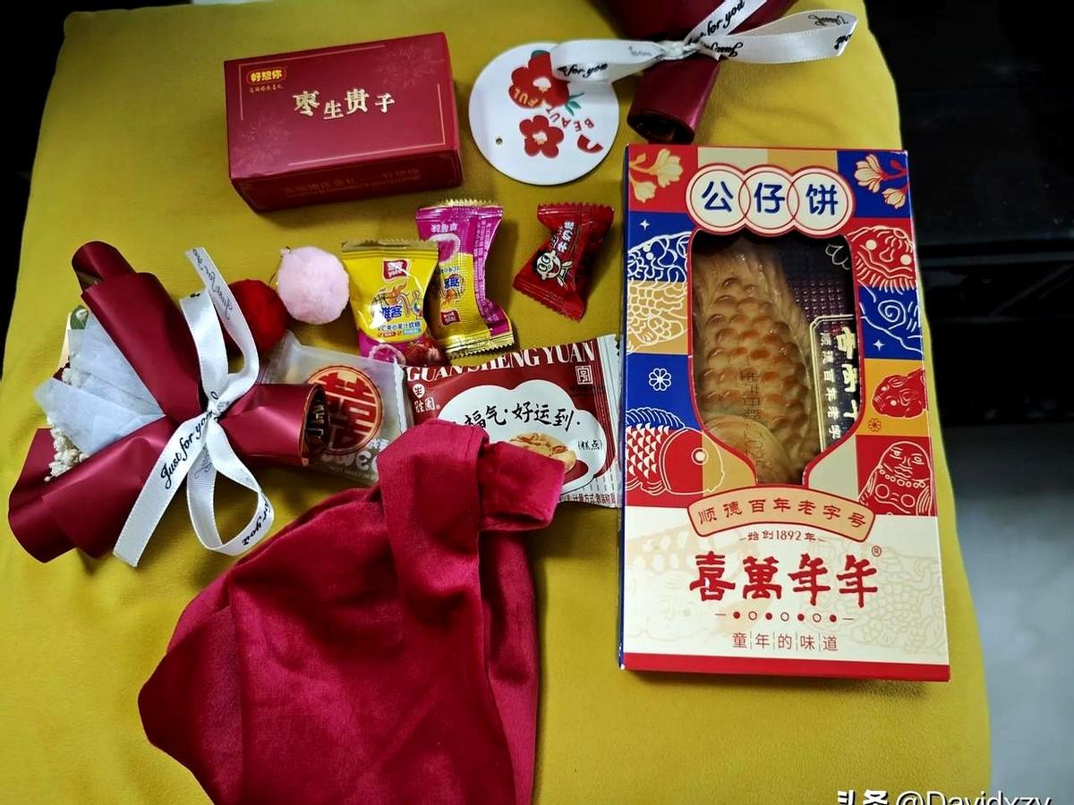 喝完喜酒回家，两口子一人一份带回装有喜糖的礼盒。拆开一看，非常惊喜。

你发现没